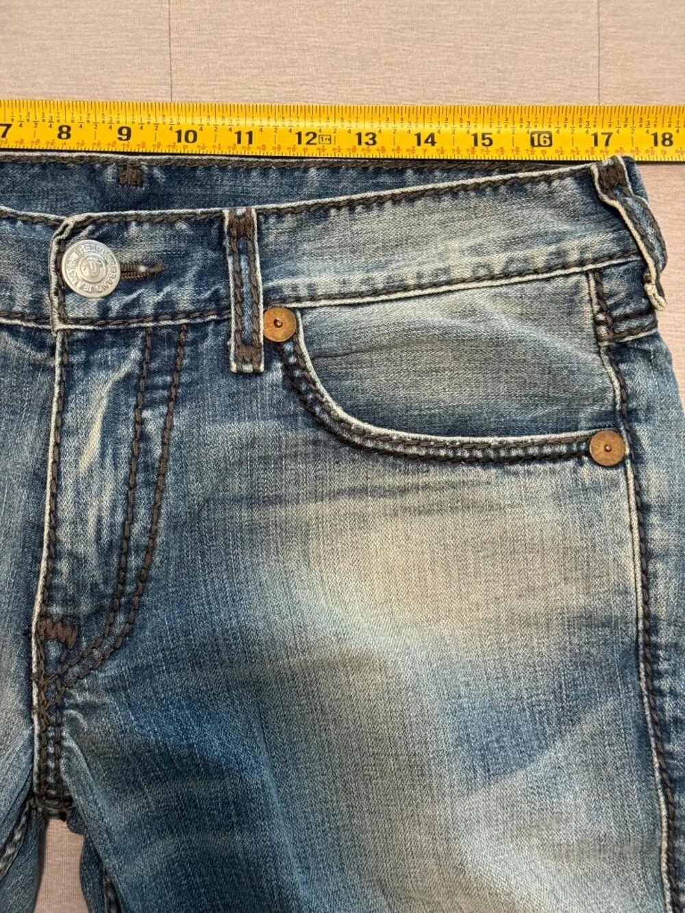True Religion Mens Ricky Giant Big T Jeans Distressed Light Wash Denim SZ 33